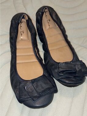 me too Black Leather Bow Ballet Flats